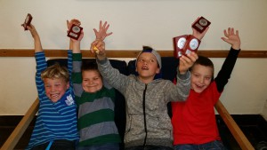 Vidar, Melvin, Oliver och Sebastian glädjevrålar